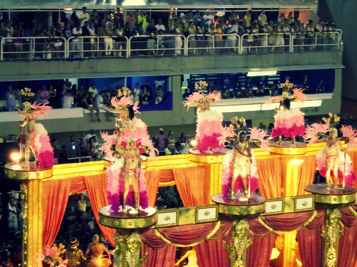 parade-in-a-samba-school-at-the-samb-dromo-allez-samba-rio-en